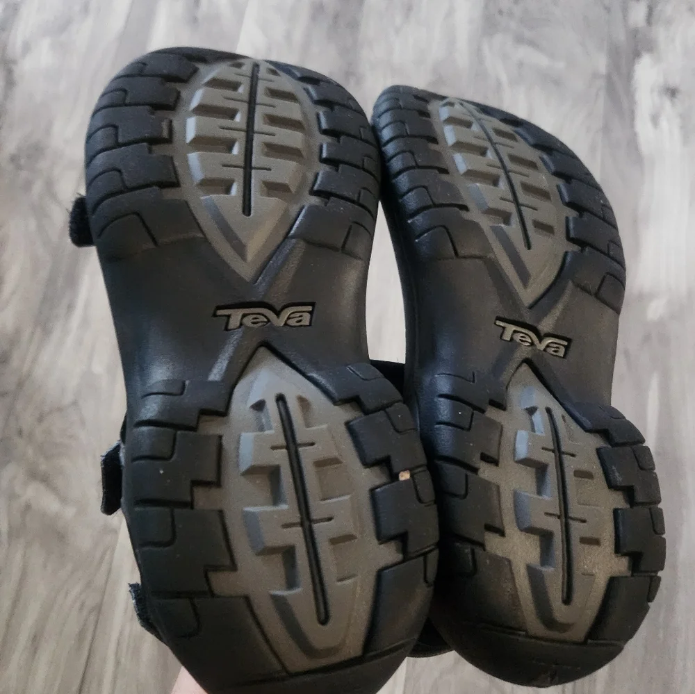 Teva Minam Sandals size 9